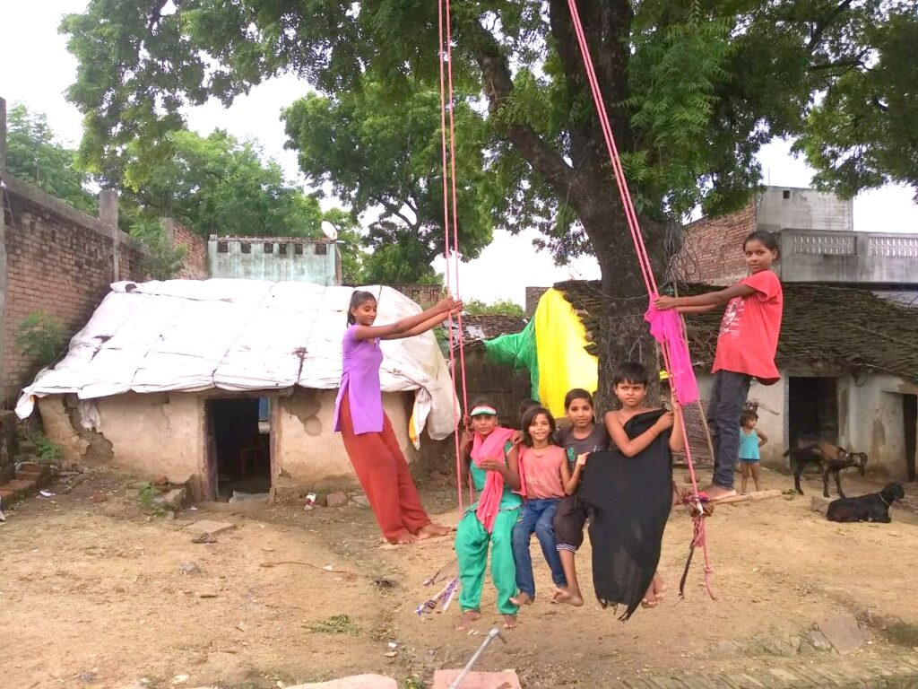 नाचते मोर, गूंजते गीत और भीगी परंपराएं
