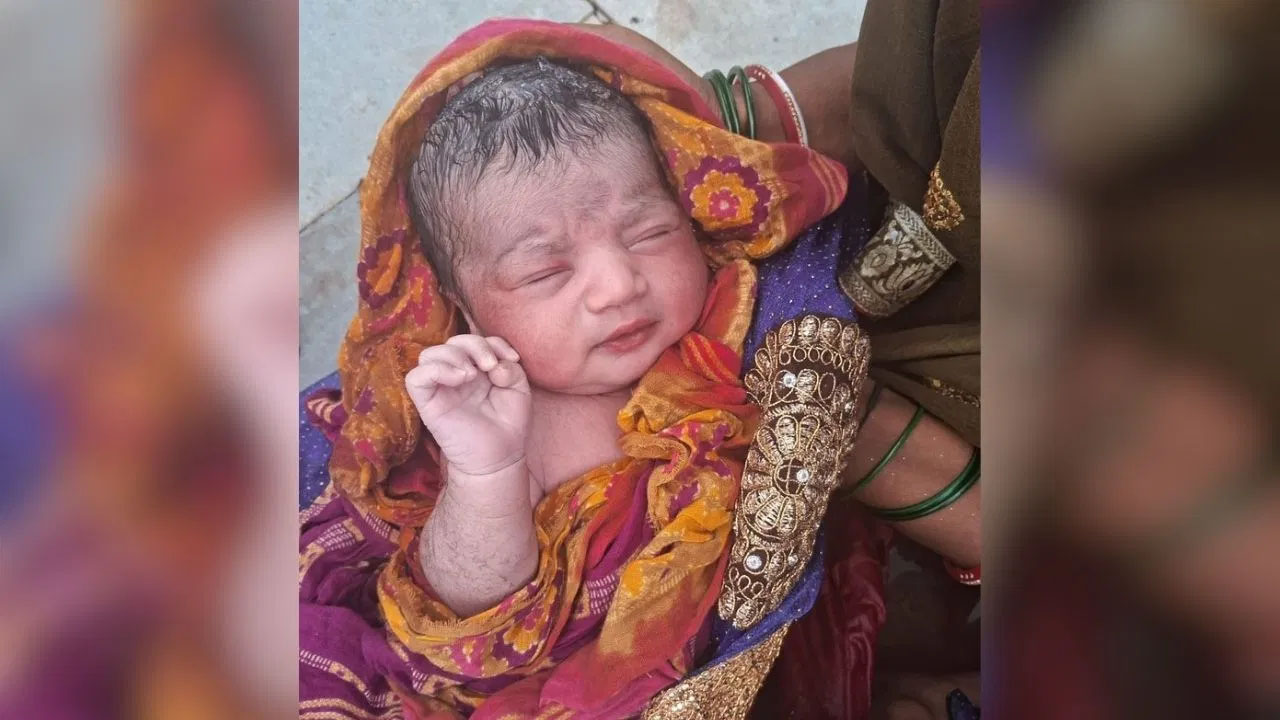 #चलतीट्रेनमेंकिलकारी #TrainBabyBirth #MovingTrainMiracle #IndianRailwayBaby #TrainJourneySpecial #KilkariInTrain #TrainMeinJanm #UnexpectedJoyRide #MiracleOnRails #MotherhoodInMotion