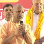 रामलला दरबार पहुंचे सीएम योगी, हनुमानगढ़ी पहुंचकर लिया आशीर्वाद, निषाद बस्ती में बांटे उपहार