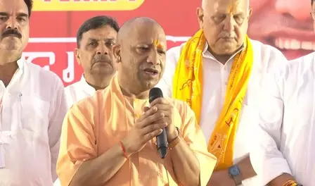 रामलला दरबार पहुंचे सीएम योगी, हनुमानगढ़ी पहुंचकर लिया आशीर्वाद, निषाद बस्ती में बांटे उपहार