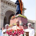 पूर्व पीएम चौधरी चरण सिंह की पुण्यतिथि: सीएम योगी ने विधान भवन में दी श्रद्धांजलि, कृषि व राजस्व सुधारों को किया याद