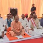सीएम योगी ने हजरतगंज में बापू को अर्पित की पुष्पांजलि, बोले— ‘बापू के विचार आज भी आत्मनिर्भर भारत का मार्ग प्रशस्त करते हैं’