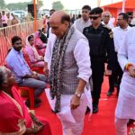 फैजुल्लागंज के बाढ़ पीड़ितों के बीच पहुँचे रक्षामंत्री राजनाथ सिंह, राहत सामग्री बांटी; ₹182 करोड़ से बनेगा बंधा