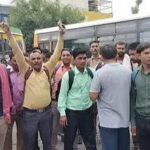 लखनऊ में रोडवेज कर्मियों का प्रदर्शन: कमता बस स्टेशन पर बसों का संचालन ठप, यात्रियों को हो रही भारी परेशानी